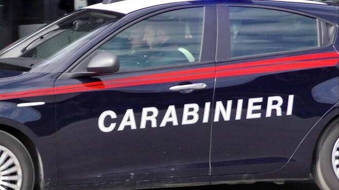 Roma, a bordo di uno scooter rubato scappano alla vista dei Carabinieri: scatta l’inseguimento