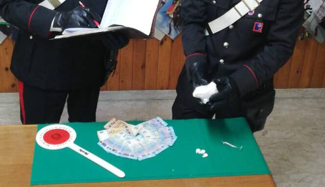 Fondi, 32enne in manette per spaccio: i carabinieri sequestrano cocaina e soldi