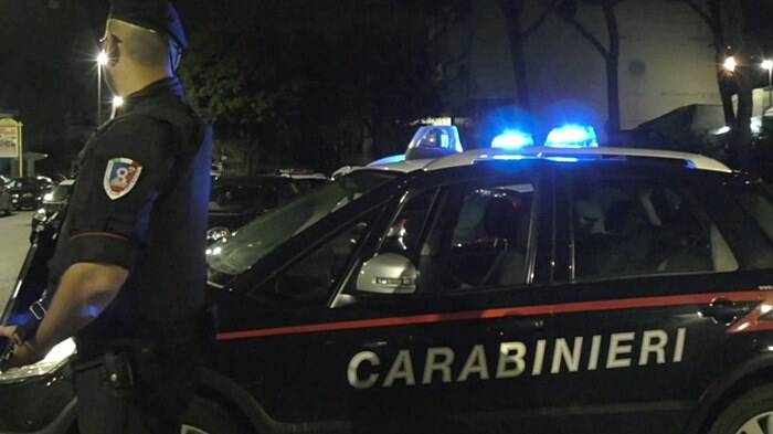 Fiumicino, viola il coprifuoco e va in giro con la droga nascosta sotto l’auto: arrestato