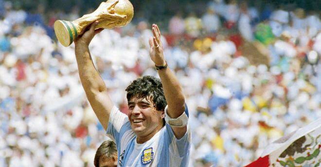 Dal calcio, alla politica, allo spettacolo. Il mondo ricorda Maradona. Messi: “Diego è eterno”
