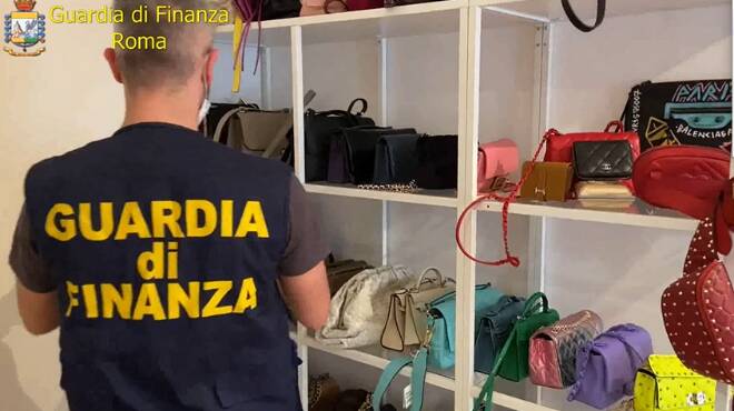 Roma, allestisce in casa una “boutique” di griffe false: denunciata