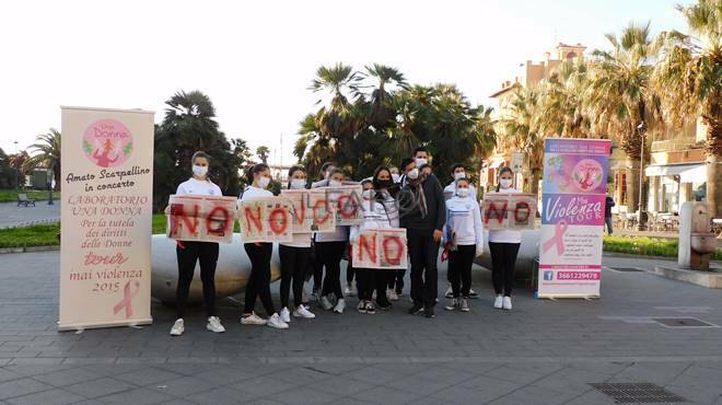 Ostia dice &#8220;no&#8221; alla violenza sulle donne con il flash mob del liceo Giovanni Paolo II