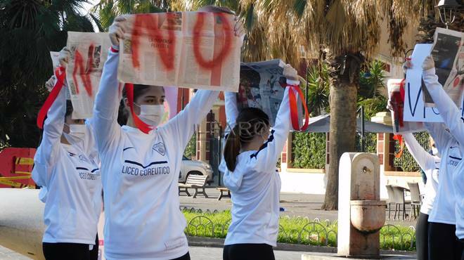Ostia dice &#8220;no&#8221; alla violenza sulle donne con il flash mob del liceo Giovanni Paolo II