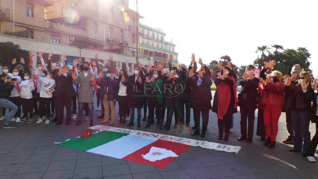 Ostia dice "no" alla violenza sulle donne con il flash mob del liceo Giovanni Paolo II
