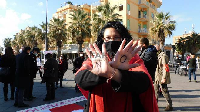 Ostia dice "no" alla violenza sulle donne con il flash mob del liceo Giovanni Paolo II