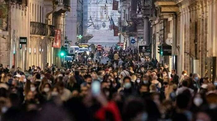 Assembramenti a Roma, la Prefettura verso la chiusura di piazze con ingressi a numero chiuso