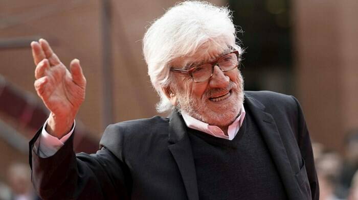 Roma dice addio a Gigi Proietti, in centinaia ai funerali dell’attore