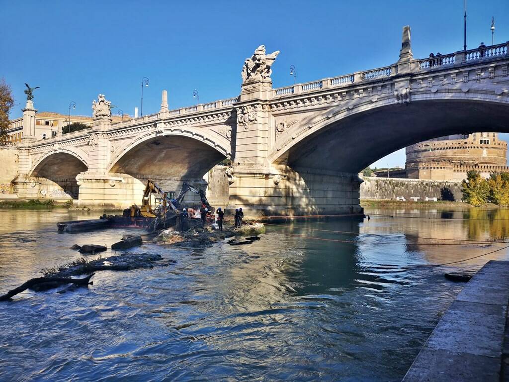 Roma, il Tevere torna libero: rimosso l’ultimo relitto nel tratto centrale del fiume
