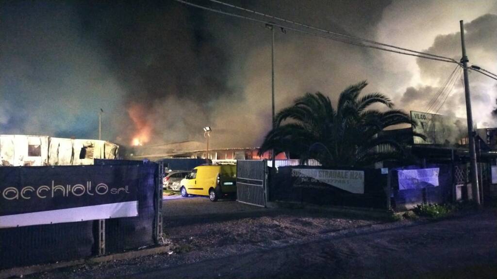 Roma, incendio in via Vallerano: in fiamme il deposito giudiziario