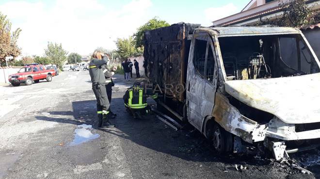 Ardea, paura in via Novara: un furgoncino prende fuoco in corsa