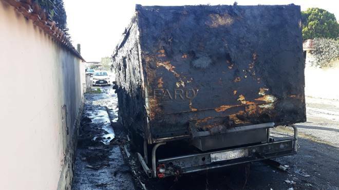 Ardea, paura in via Novara: un furgoncino prende fuoco in corsa