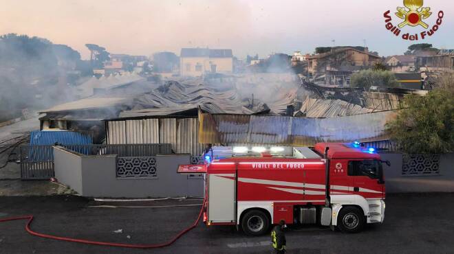 Ostia, maxi incendio in zona Longarina: in fiamme deposito di mobili