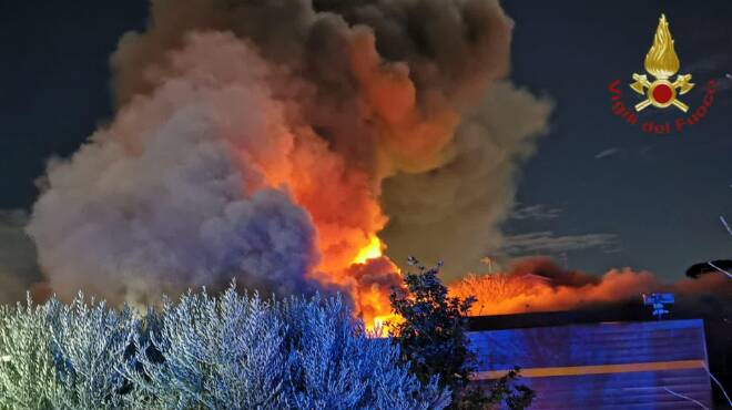 Ostia, maxi incendio in zona Longarina: in fiamme deposito di mobili