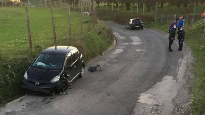 Ardea, svaligiano un appartamento e si schiantano con l’auto durante la fuga: è caccia ai ladri