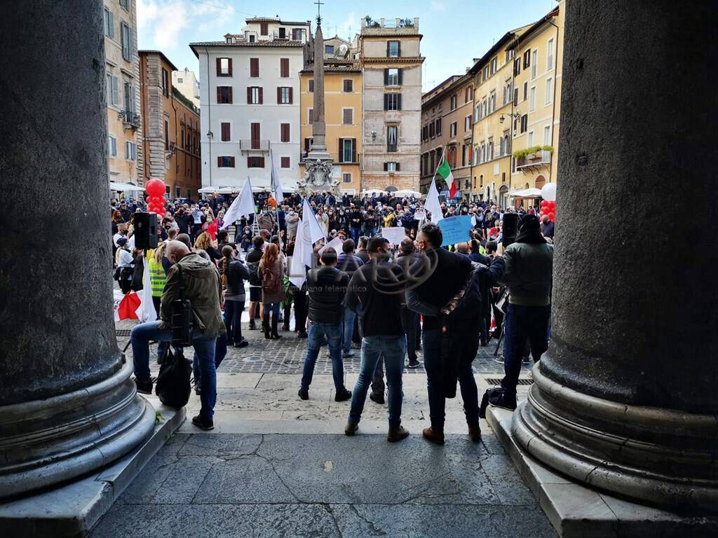 Ristoratori, da Firenze a Roma a piedi per protesta: la marcia degli "inessenziali" contro i Dpcm