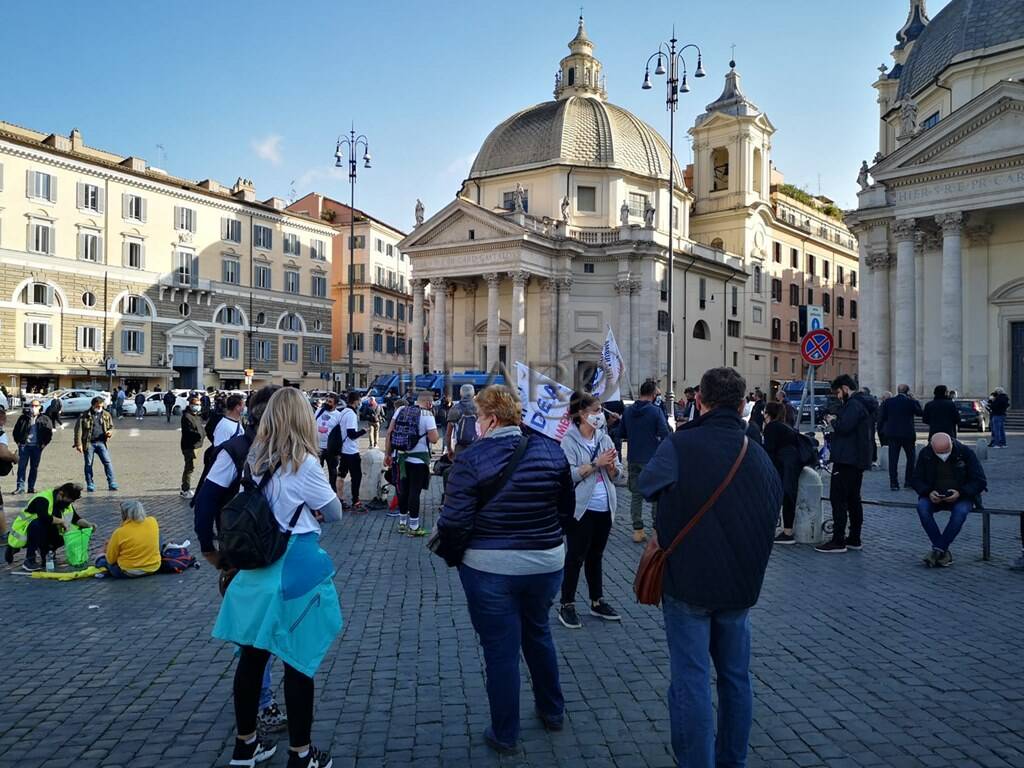 Ristoratori, da Firenze a Roma a piedi per protesta: la marcia degli "inessenziali" contro i Dpcm