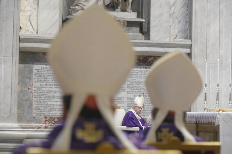 Dal Papa l’anatema al carrierismo: “Inutile cercare protettori, soldi e fama passano”