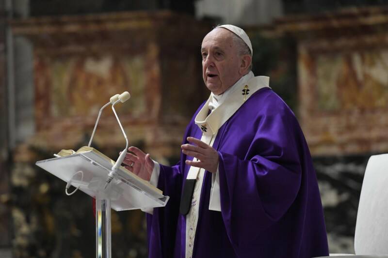 Dal Papa l’anatema al carrierismo: “Inutile cercare protettori, soldi e fama passano”