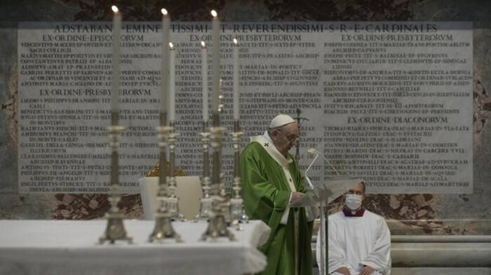 Messa in latino, arriva la stretta di Papa Bergoglio: no al rito antico nelle parrocchie