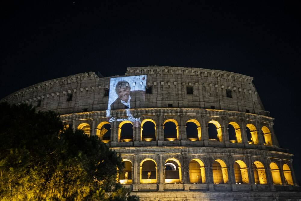Roma omaggia Gigi Proietti: la sua foto illumina Colosseo e Campidoglio