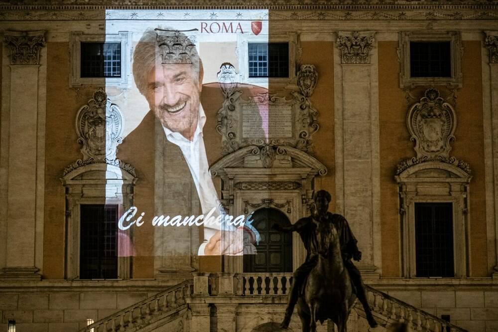 Roma omaggia Gigi Proietti: la sua foto illumina Colosseo e Campidoglio