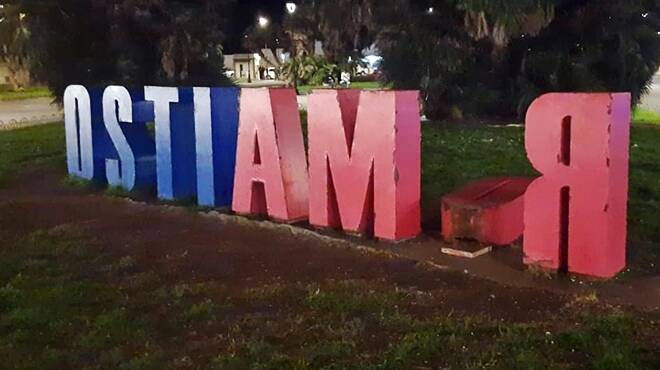 Ostia, la scritta di Ostiamor si rompe e perde la lettera “O” a piazza Anco Marzio