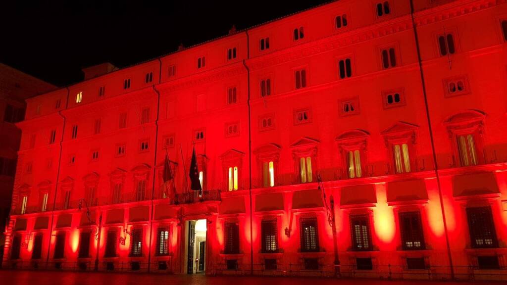 Palazzo Chigi si illumina di rosso in ricordo delle donne vittime di violenza