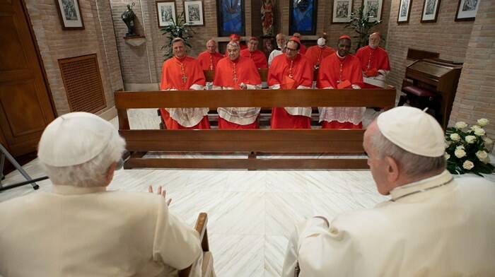 Vaticano, Papa Francesco con i nuovi cardinali in visita da Benedetto XVI