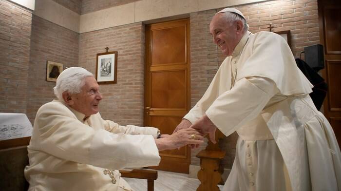 Vaticano, Papa Francesco con i nuovi cardinali in visita da Benedetto XVI