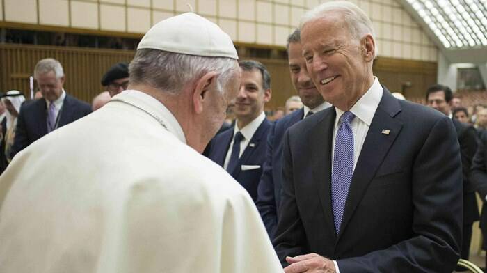 Papa Francesco al telefono con Biden: “Lavoreremo su clima e migranti”