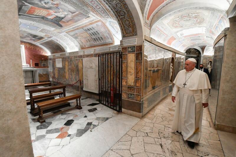 2 novembre, Papa Francesco nelle Grotte Vaticane in preghiera per i Pontefici defunti