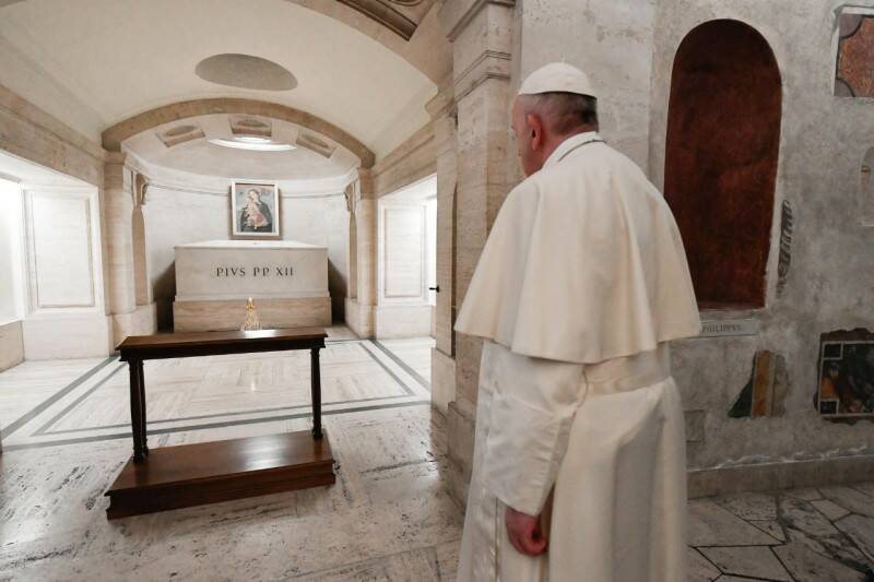 2 novembre, Papa Francesco nelle Grotte Vaticane in preghiera per i Pontefici defunti