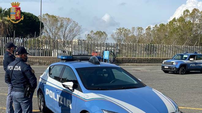 L’auto trasformata in una base di spaccio, a casa l’elenco scritto dei clienti: arrestato 41enne a Ostia