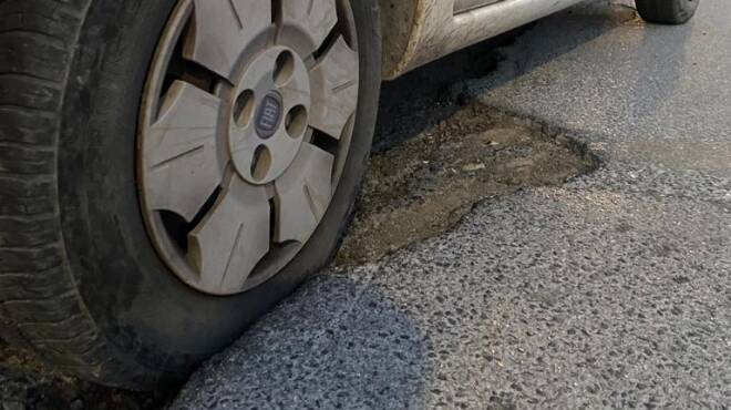 Non riparano l’asfalto dopo i lavori: maxi multa a due aziende di Ardea