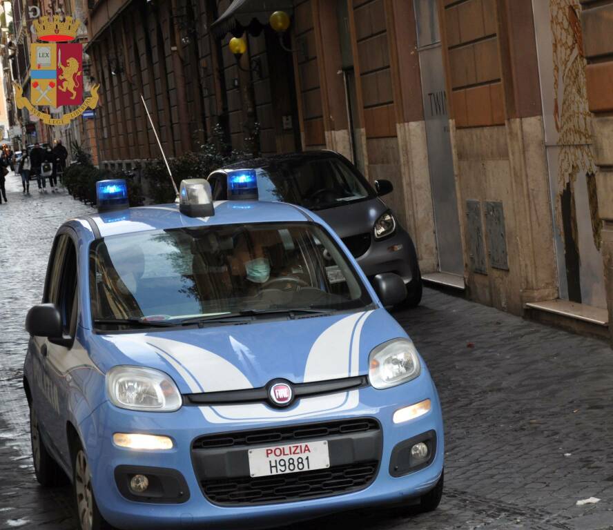 Roma, minacciano con il coltello lo zio per soldi: arrestati due dei quattro aggressori