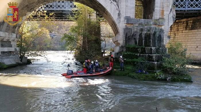 Roma, si arrampica sul pilone di Ponte Garibaldi e rimane incastrato: salvato dalla Polizia