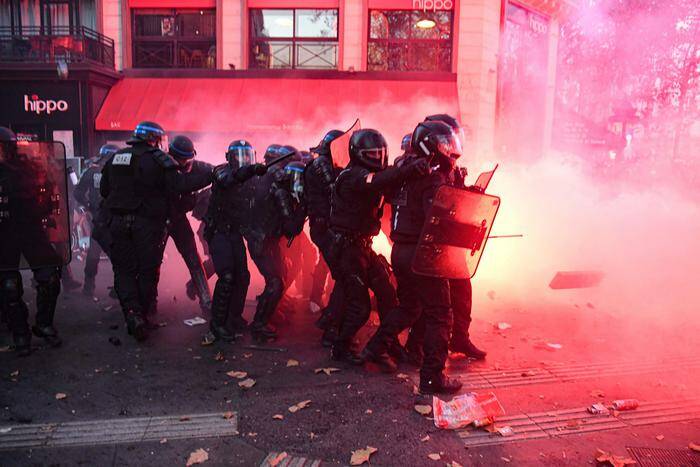 Scontri tra manifestanti e polizia alla “Marcia della libertà” di Parigi