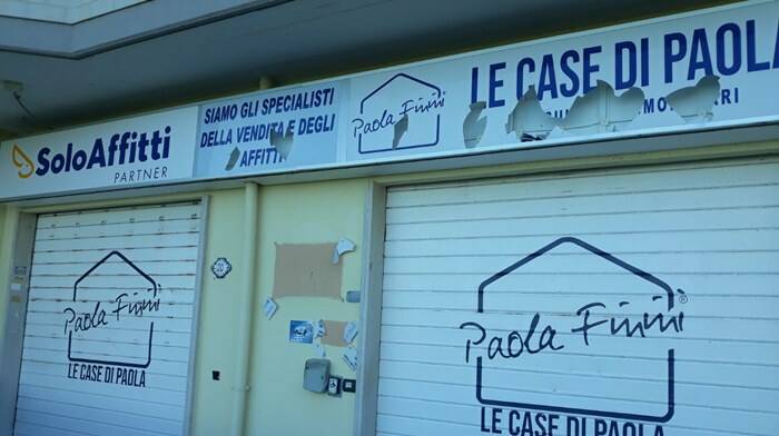 Ardea, raid notturno in via Bergamo: vandalizzata agenzia immobiliare