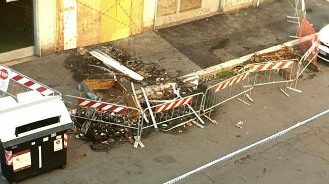 Cassonetti in fiamme a Ostia, Marinelli: “Dopo due mesi i resti del rogo sono ancora lì”