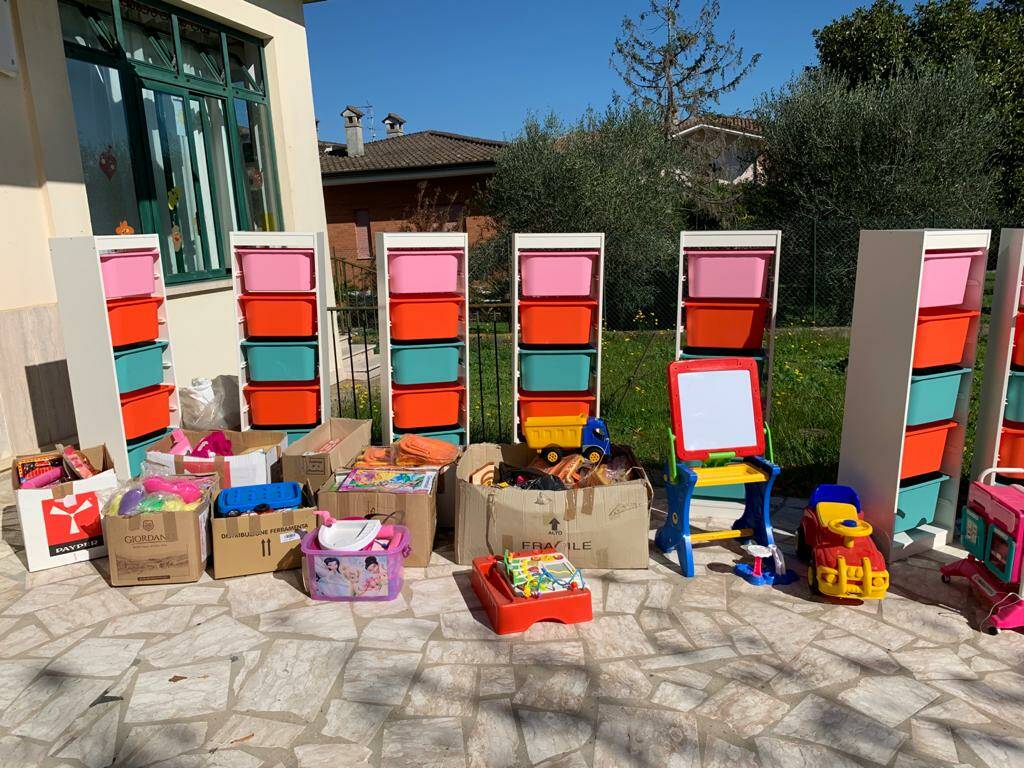 Sabaudia, donati 10 scaffali e giocattoli alla scuola dell’infanzia di Borgo San Donato
