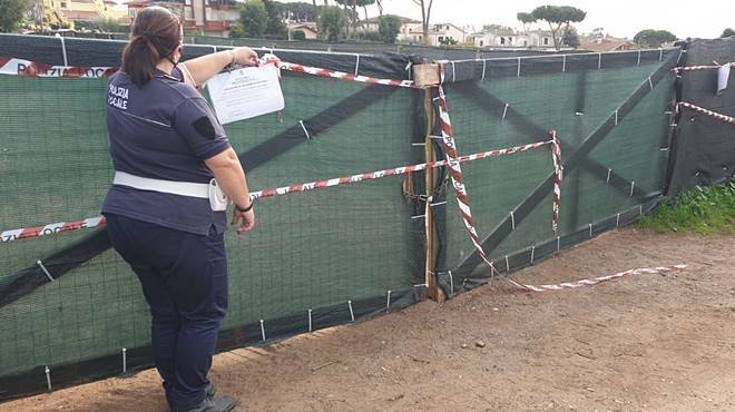 Ardea, sequestrata una discarica abusiva da 1000 metri quadri: nei guai un’azienda di Nettuno