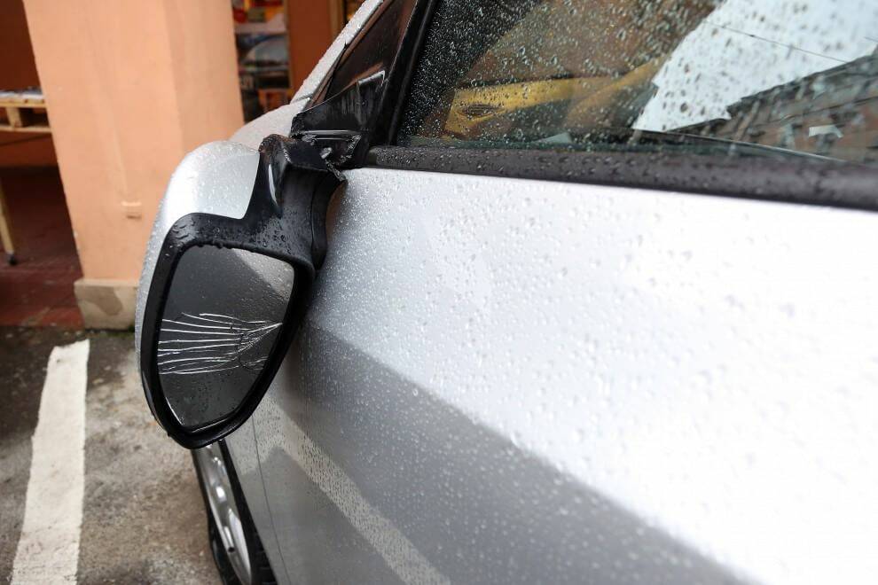 Roma, spacca gli specchietti a 6 auto in sosta: denunciato