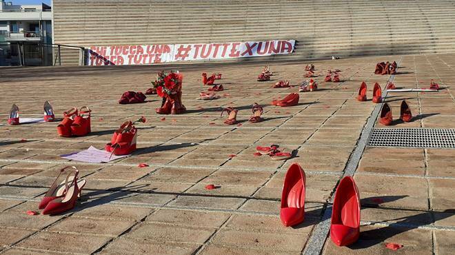 #Tuttexuna: a Fiumicino tante scarpe rosse per gridare al mondo “no” alla violenza sulle donne