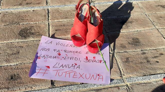 #Tuttexuna: a Fiumicino tante scarpe rosse per gridare al mondo “no” alla violenza sulle donne