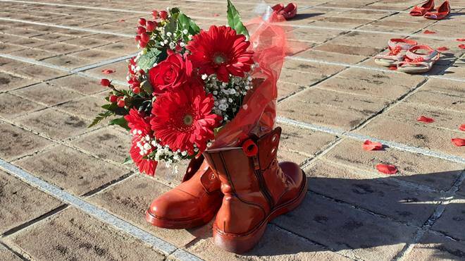#Tuttexuna: a Fiumicino tante scarpe rosse per gridare al mondo “no” alla violenza sulle donne