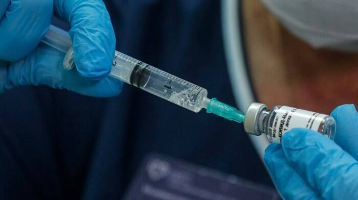 Vaccino anti-Covid a Fiumicino, la denuncia di un anziano invalido: “Prenotare è un’odissea”