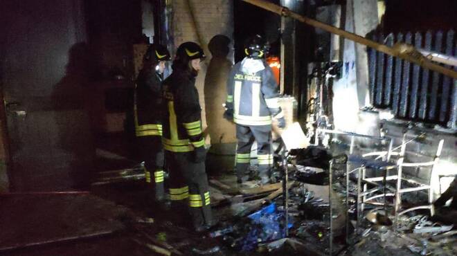 Fiumicino, incendio in un appartamento di Passoscuro: vigili del fuoco in azione