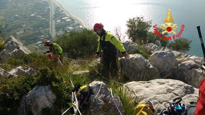 Deltaplano si schianta su una parete rocciosa: tragedia sfiorata sul litorale pontino