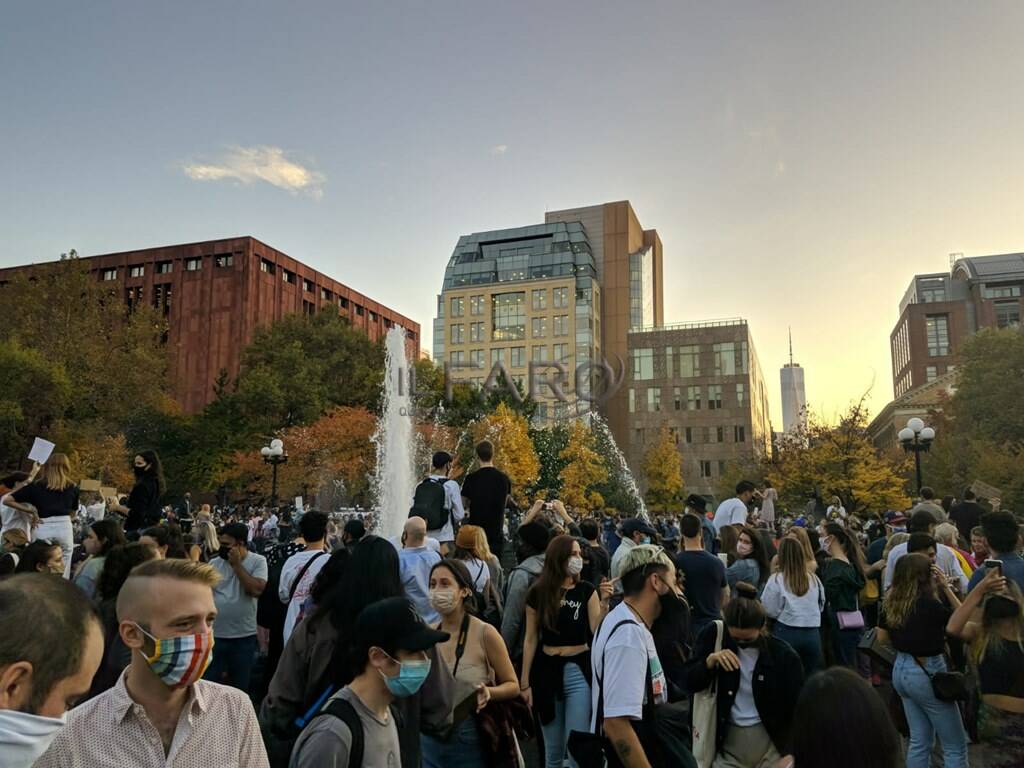 New York, fiumi di gente in strada (con la mascherina) festeggiano Joe Biden al Washington Square Park