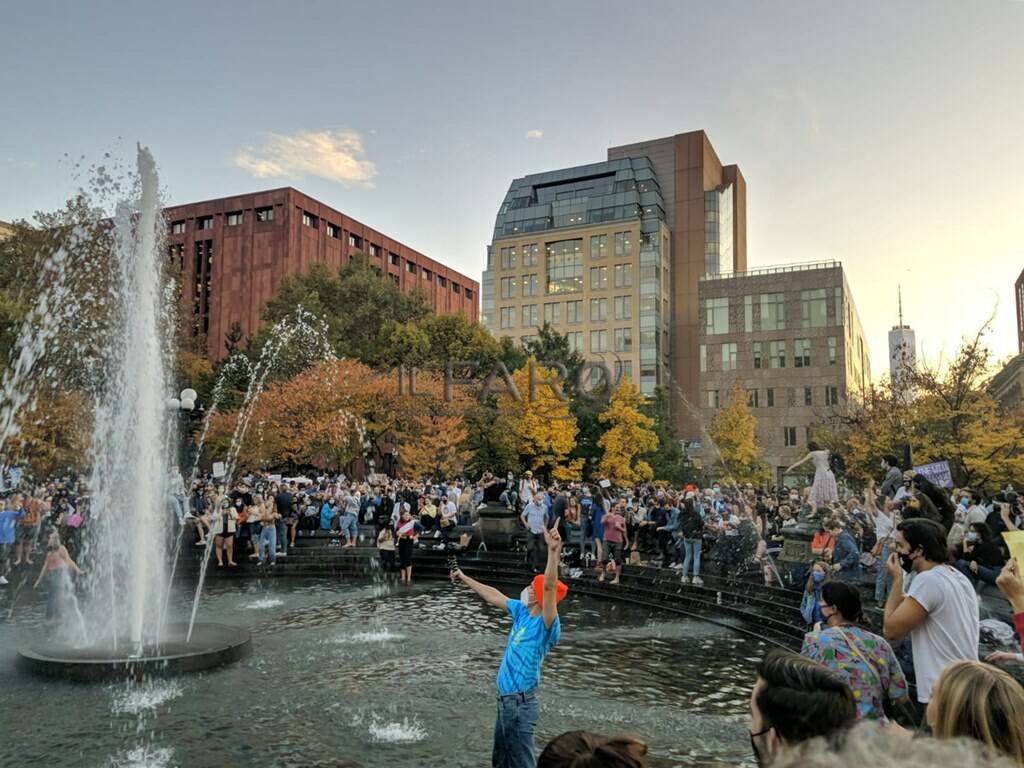 New York, fiumi di gente in strada (con la mascherina) festeggiano Joe Biden al Washington Square Park
